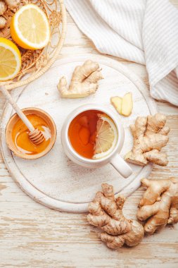 Limonlu çay zencefil ve ahşap bir masaya bal