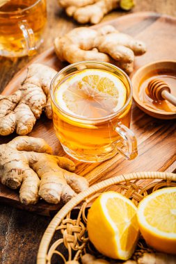 Limonlu çay zencefil ve ahşap bir masaya bal