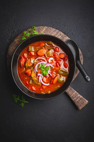 伝統的なソリャンカスープ ロシア起源の厚さと酸味のあるスープ — ストック写真