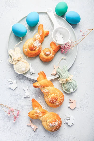 Paskalya Pastası Paskalya Tavşanı Renkli Yumurta Şeklinde Hamur Hamurundan Yapılmış — Stok fotoğraf