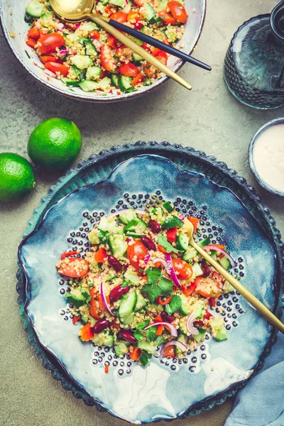 Salada Feijão Preto Quinoa Saudável Com Tomates Frescos Pepinos Cebola — Fotografia de Stock