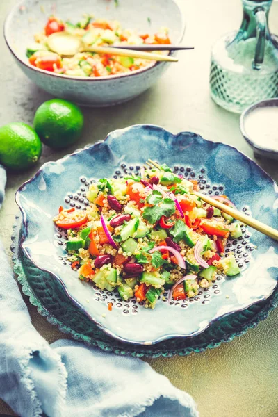 Gesunder Quinoa Bohnensalat Mit Frischen Tomaten Gurken Zwiebeln Und Koriander — Stockfoto