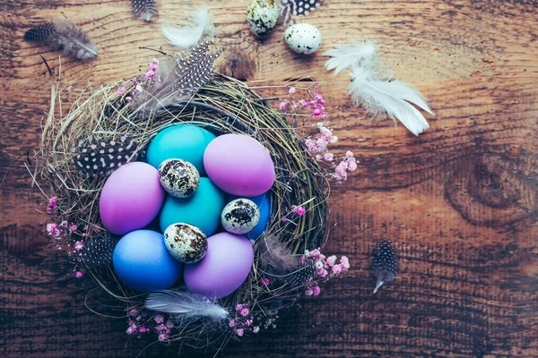 Happy Easter ハッピーイースター コピースペース付きの木製の背景にイースターエッグの巣 — ストック写真