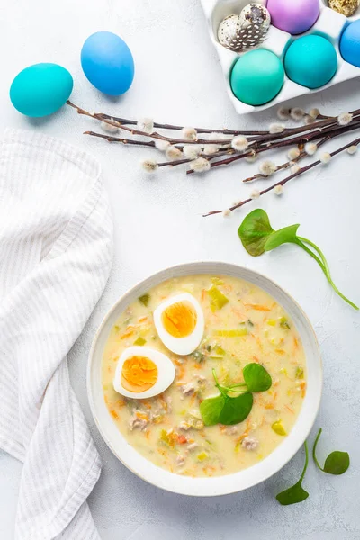 Geleneksel Polonya Ekşi Çorbası Zurek Paskalya Dekorasyonlu Mutfak Masasında Yumurta — Stok fotoğraf