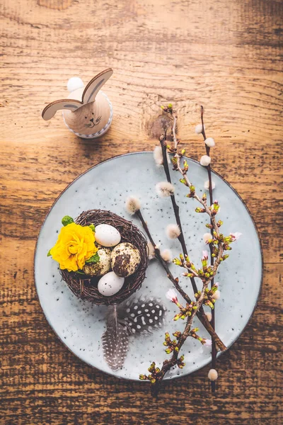 Paskalya Sofrasında Bahar Çiçekleri Ahşap Masada Çatal Bıçak Seti Bahar — Stok fotoğraf