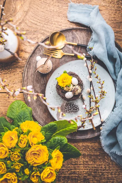 Paskalya Sofrasında Bahar Çiçekleri Ahşap Masada Çatal Bıçak Seti Bahar — Stok fotoğraf
