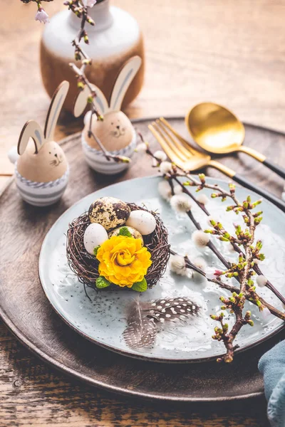 木製のテーブルの上に春の花やカトラリーとイースターテーブルの設定 春のイースターホリデーテーブル — ストック写真