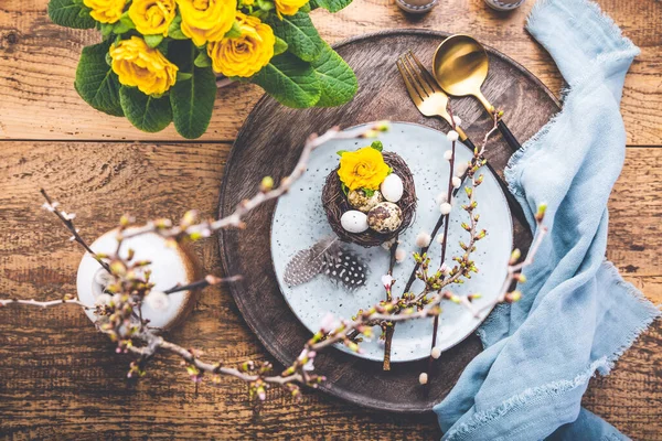 Wielkanocny Stół Wiosennymi Kwiatami Sztućcami Drewnianym Stole Wiosenny Stół Świąteczny — Zdjęcie stockowe