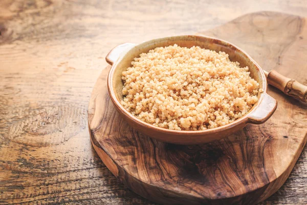 Quinoa Cozida Colorida Saudável Superfood Alimentos Sem Glúten Fundo Madeira — Fotografia de Stock