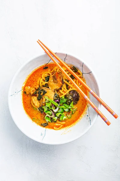 Sopa Fideos Curry Rojo Tailandés Con Shiitake Leche Coco Cebolla —  Fotos de Stock