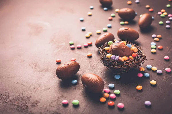 Tatlı Paskalya Çikolata Yumurtaları Kuş Yuvasında Renkli Çikolata Çekirdekleri — Stok fotoğraf