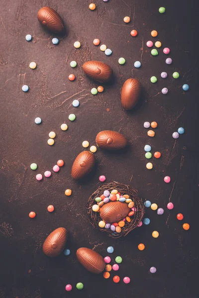 Sladké Velikonoce Čokoládová Vejce Barevné Čokoládové Fazole Ptačím Hnízdě — Stock fotografie