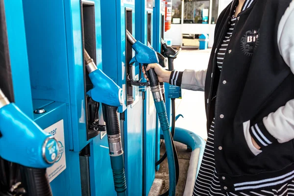 Hockenheim ドイツ 2023年3月29日 セルフサービスのガソリンスタンド ガソリンポンプ充填ノズルで若い女性の給油車 — ストック写真