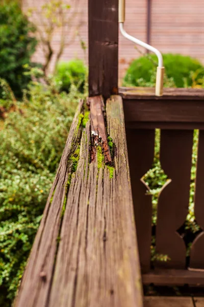 Stará Dřevěná Terasa Poškozené Staré Dřevěné Zábradlí Zahradě Poškození Počasí — Stock fotografie