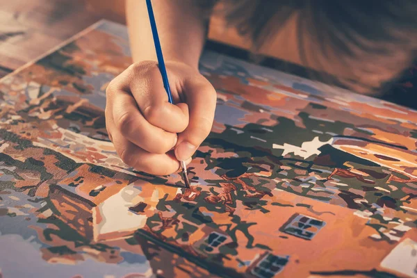 Uma Mão Com Pintura Desenho Pincel Campo Com Tintas Acrílicas — Fotografia de Stock