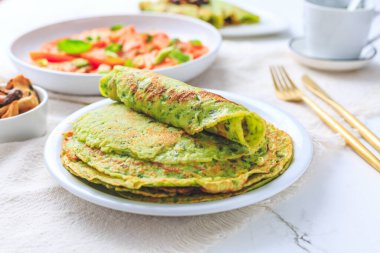 Tuzlu sarımsak (Ramson, ayı pırasası, Allium ursinum) domates salatalı krep