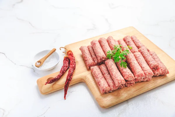 生的塞瓦皮或塞瓦皮西香肠 传统的南欧无皮腊肠 由碎肉和调味品制成 — 图库照片