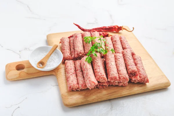 生的塞瓦皮或塞瓦皮西香肠 传统的南欧无皮腊肠 由碎肉和调味品制成 — 图库照片