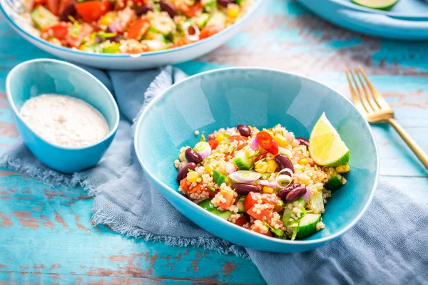 Mexikói Quinoa Feketebab Saláta Friss Paradicsommal Uborkával Hagymával Cilantróval — Stock Fotó