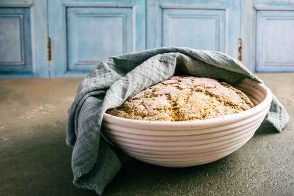 自制面包 配上香草和大蒜 然后在一个特殊的篮子里搅拌面团 天然酸面团制成的粗面团 发酵过程 — 图库照片