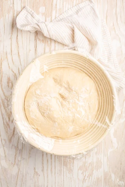 Surowe Ciasto Drożdżowe Odpoczynku Rośnie Specjalnym Koszu Stole Kuchennym — Zdjęcie stockowe