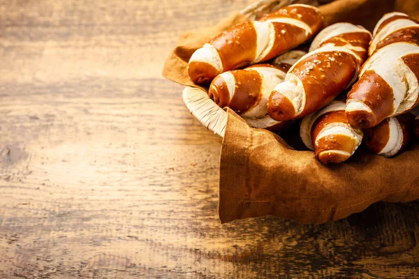 Pretzelstokjes Krakelingen Beierse Liegenbroodjes Met Zout Een Mandje — Stockfoto