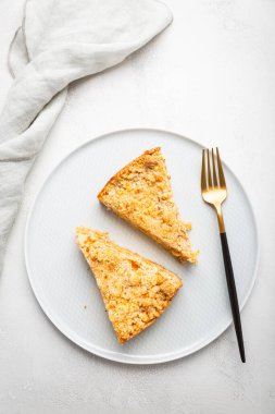 İki parça ev yapımı, fındıklı elmalı turta..