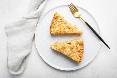 İki parça ev yapımı, fındıklı elmalı turta..