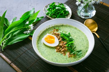 Yabani sarımsak çorbası, ayı pırasa çorbası (ramson çorbası) ve haşlanmış yumurta.