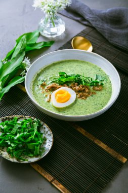 Yabani sarımsak çorbası, ayı pırasa çorbası (ramson çorbası) ve haşlanmış yumurta.