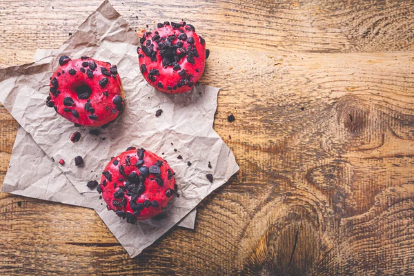 Blätterteig Donuts Mit Rosa Zuckerguss Und Plätzchenchips Auf Backpapier — Stockfoto
