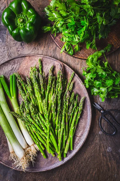 Friss Zöld Spárga Zöld Hagymával Fűszernövényekkel Asztalon — Stock Fotó