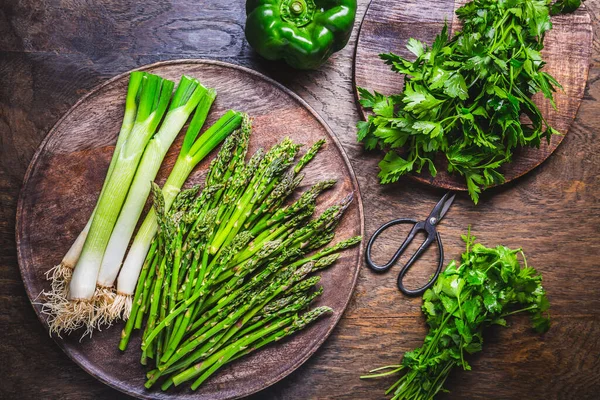 Friss Zöld Spárga Zöld Hagymával Fűszernövényekkel Asztalon — Stock Fotó