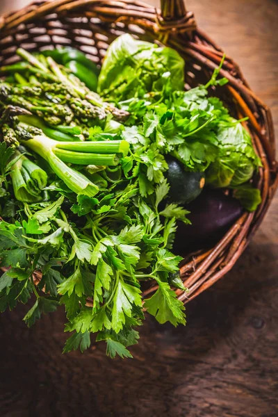 Φρέσκα Πράσινα Λαχανικά Και Βότανα Ψάθινο Καλάθι Σπαράγγια Μαρούλια Κολοκυθάκια — Φωτογραφία Αρχείου