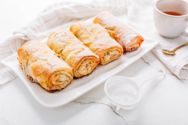 Tarçınlı ev yapımı elmalı turta, meyveli çay ile elmalı turta.