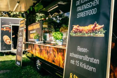Hockenheim, Almanya: Yemek kamyonlarının olduğu sokak yemekleri festivali, uluslararası lüks yiyecekler sipariş eden insanlar, sokak yemekleri pazarı