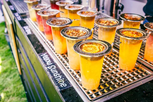 Friss Jeges Tea Készítése Street Food Fesztiválon Büfékocsikban — Stock Fotó