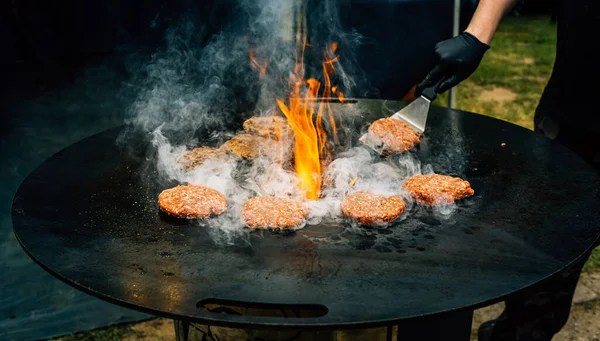 Připravuji Šťavnaté Hovězí Hamburgery Bbq Maso Syčící Nad Horkými Plameny — Stock fotografie