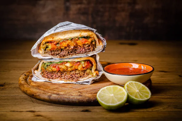Hamburger Broodje Rundertorta Met Salsa Dip Guacamole Mexicaanse Keuken — Stockfoto