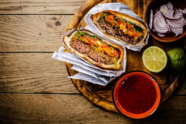 Гамбургер Сэндвич Говяжий Торт Соусом Сальсы Гуакамоле Мексиканская Кухня — стоковое фото