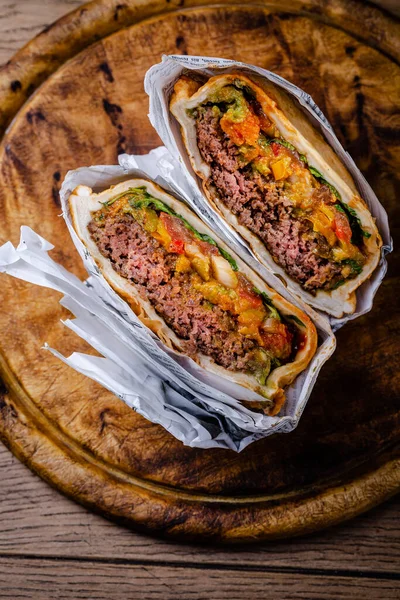 Hamburger Broodje Rundertorta Met Salsa Dip Guacamole Mexicaanse Keuken — Stockfoto