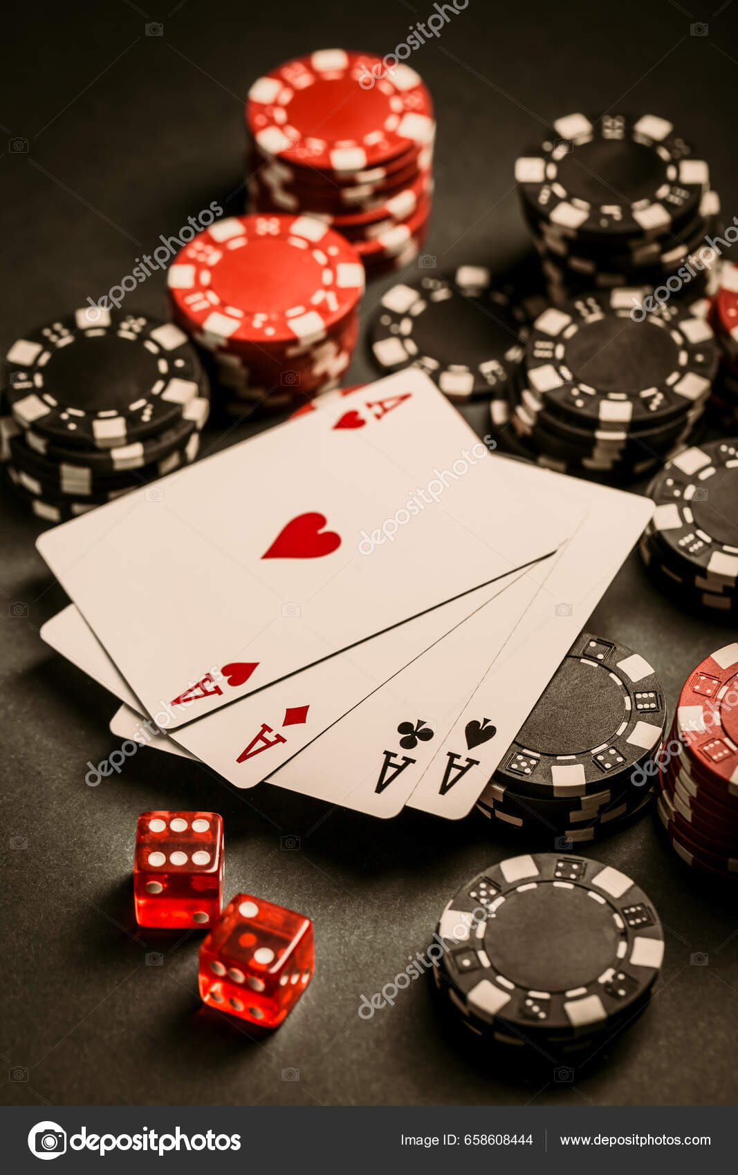 Póker Kártyák Zsetonok Fekete Alapon Szerencsejáték Kaszinó Asztal — Stock  Fotó © brebca #658608444