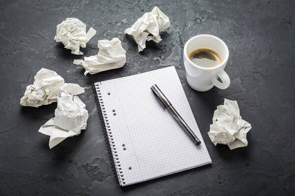 Смятые палочки, лист белой бумаги, кофе и идея, концепция мозгового штурма.