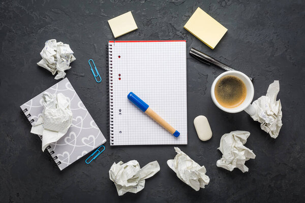 Смятые палочки, лист белой бумаги, кофе и идея, концепция мозгового штурма.