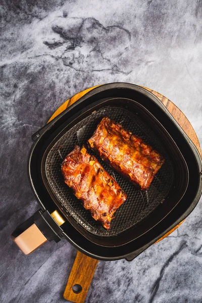 Moderne Keuken Het Bereiden Van Sappige Spareribs Met Honingsaus Airfryier — Stockfoto