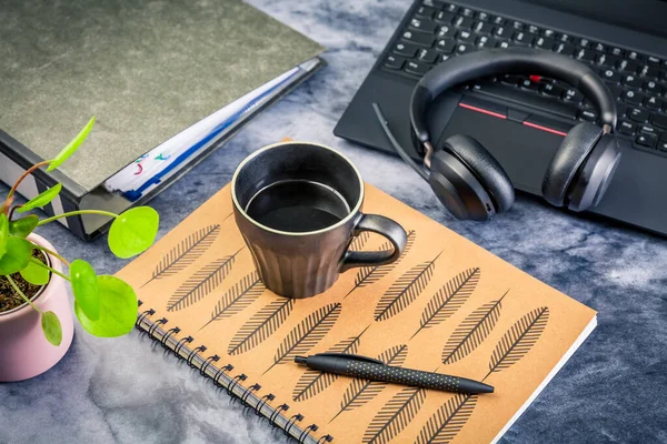 Arbeiten Von Hause Aus Schreibtischbüro Mit Laptop Notizblock Kaffeetasse Kopfhörer — Stockfoto
