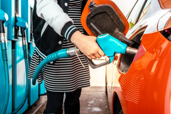 ガソリンスタンドの若い女性 車を給油する手の詳細 — ストック写真