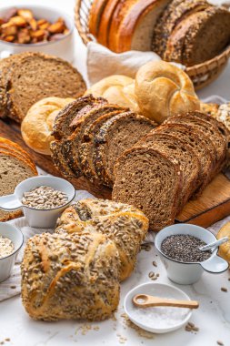 Çeşitli mısır gevreği fırınları. Ekmek, börek, çörek, sağlıklı tohumlar.