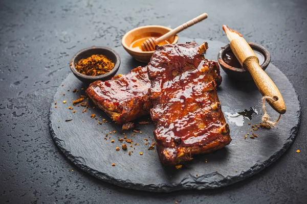 Barbecue Varkensvlees Spareribs Met Hete Honing Chili Marinade Zwarte Achtergrond — Stockfoto