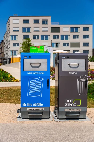 德国曼海姆 2023年5月26日 废物回收概念 城市垃圾分类 文本翻译 为您的垃圾 纸张和残余物 — 图库照片